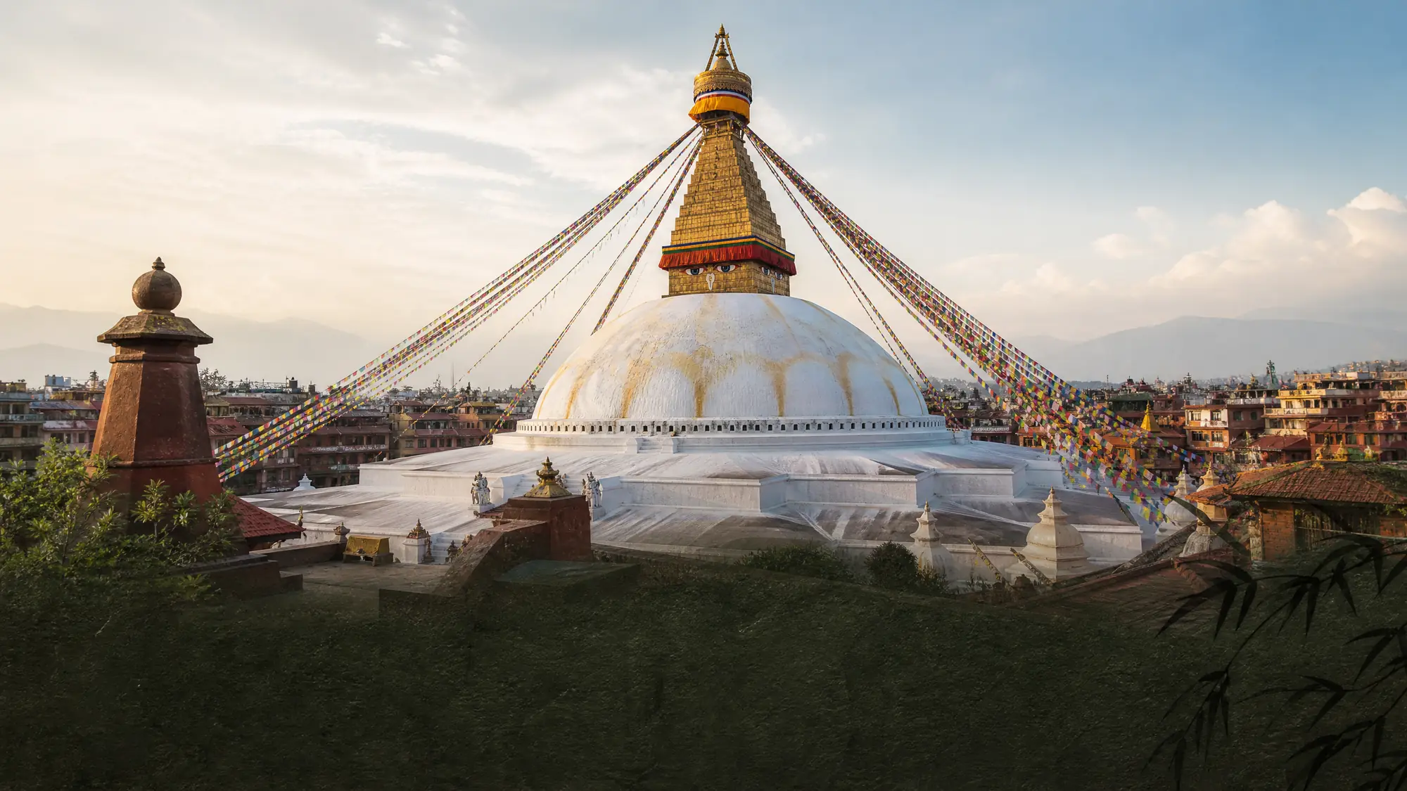 Explorez l’un des plus grands stupas sphériques du monde. Parcourez le chemin de kora avec les pèlerins et visitez des dizaines de monastères tibétains actifs.